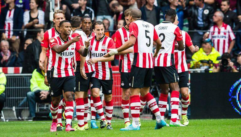 Andrés Guardado festeja un gol con PSV