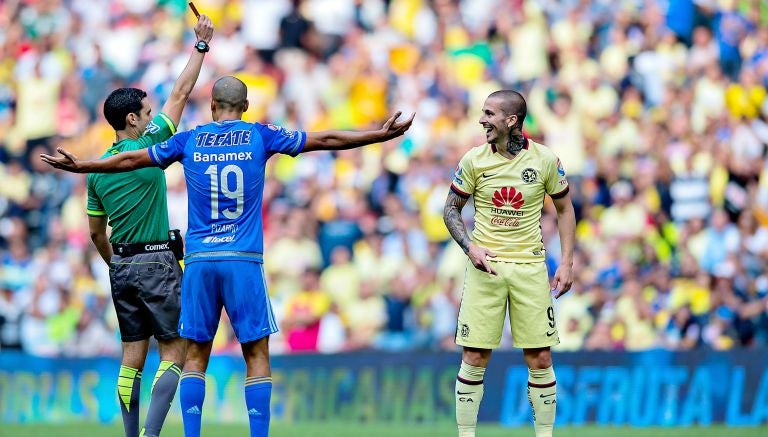 Benedetto es expulsado en el juego contra Tigres