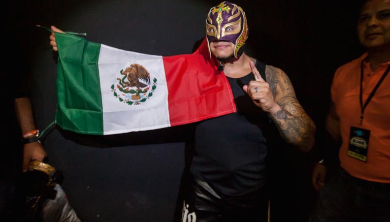 Rey Mysterio posa con la bandera de México