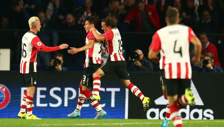 Moreno festeja su primer gol con el PSV