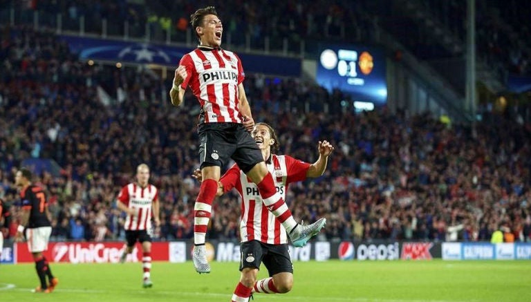 Héctor Moreno festeja su gol contra el Manchester 