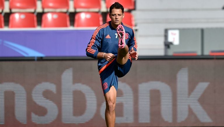 Chicharito realiza estiramientos en práctica del Bayer