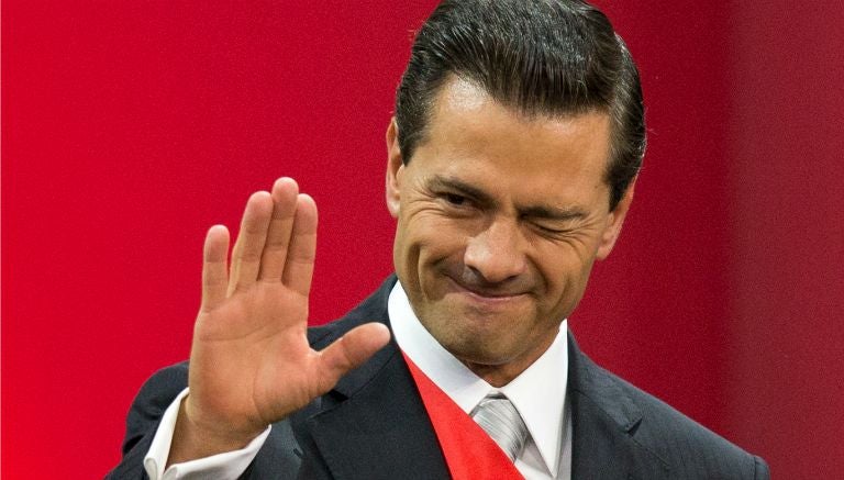 Peña Nieto saluda a las personas durante un evento