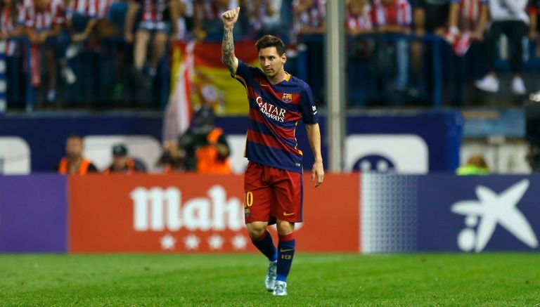 Messi agradece a la afición en un partido del Barcelona