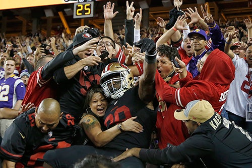 Carlos Hyde festeja con la afición en el Levi's Stadium