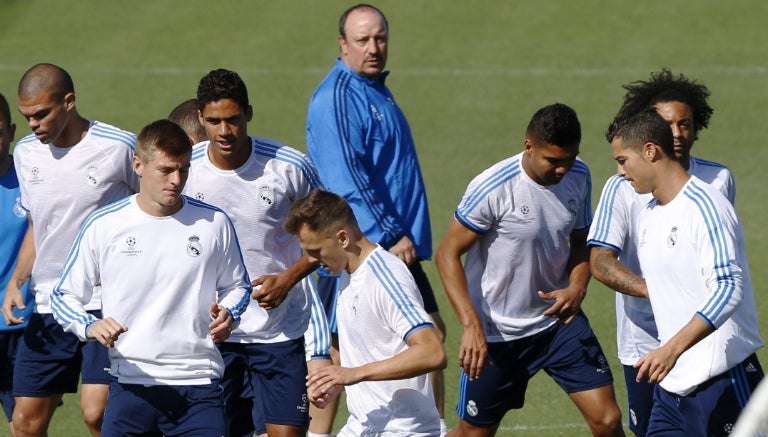 Benítez supervisa entrenamiento del Real Madrid