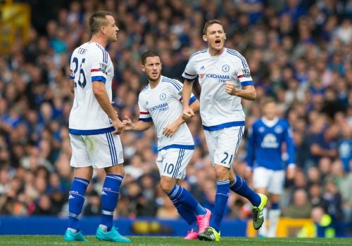 Matic festeja un gol del Chelsea con sus compañeros