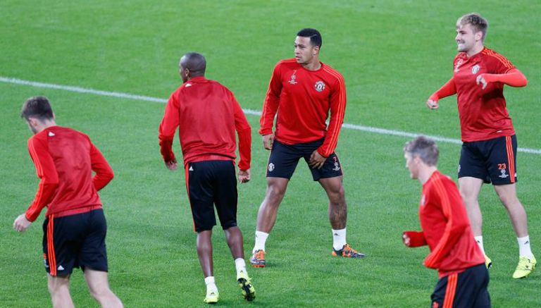 Jugadores del Manchester United entrenan