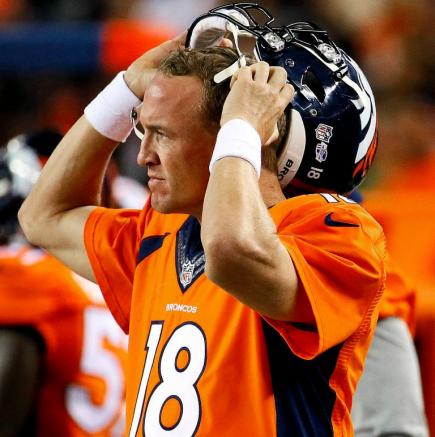 Manning observa un partido de los Broncos desde la banda