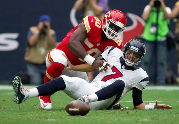 Justin Houston, apoyador de Jefes, captura a Hoyer