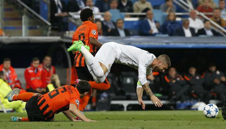 Ramos cae al césped y se lesiona