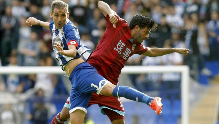 Carlos Vela disputa el balón en partido de la Real Sociedad