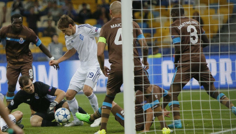 Casillas controla el balón en juego del Porto contra el  Dínamo de Kiev