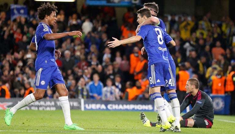 Jugadores del Chelsea celebran el gol de Oscar