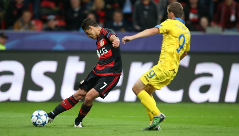 Javier Hernández remata para marcar su primer gol con el BATE