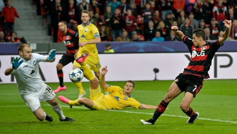 Chicharito remata en el encuentro del Bayer Leverkusen