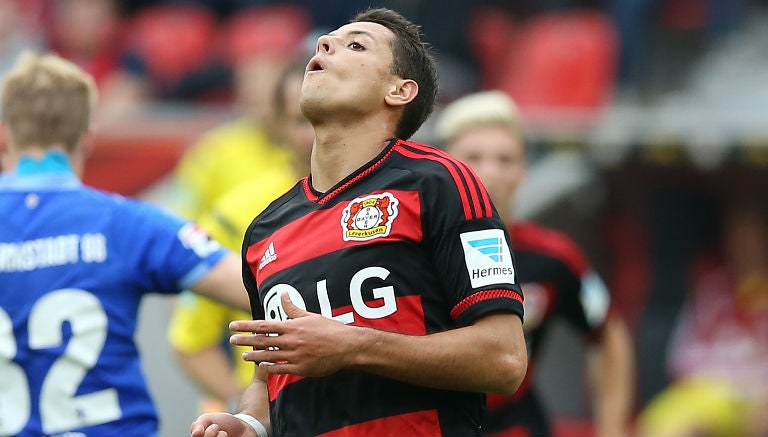 Chicharito se lamenta en juego del Leverkusen