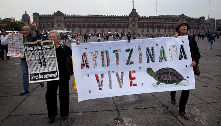 Mujeres protestan por la desaparición de los normalistas