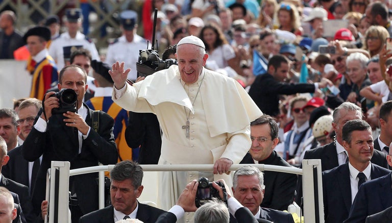 Papa Francisco saluda a sus feligreses