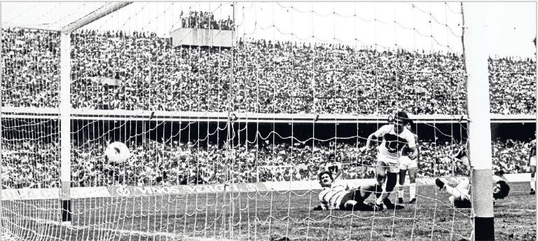 Pumas anotando un gol en la Final 80-81