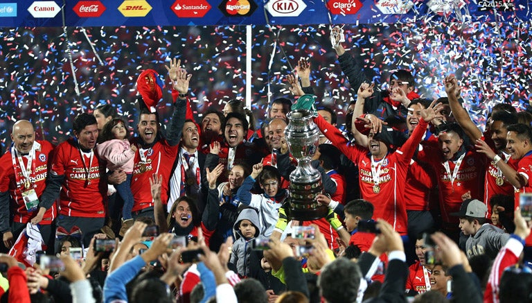 Chile levanta el trofeo de la Copa América pasada