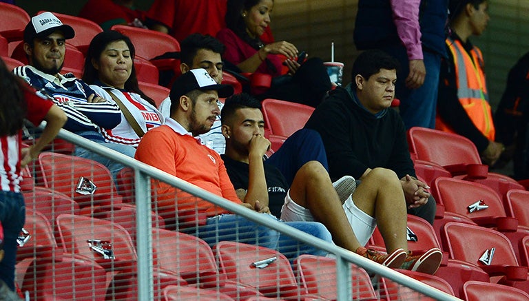 Bautista, presenciando el duelo de Chivas contra Morelia