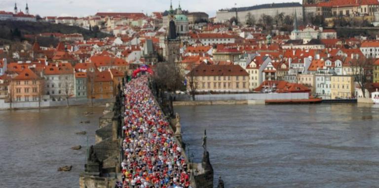 Cientos de corredores participan en el maratón de Praga