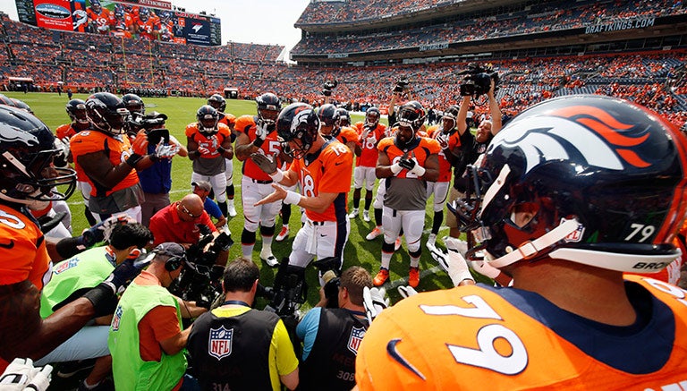 Los Broncos, durante el partido de la semana 1