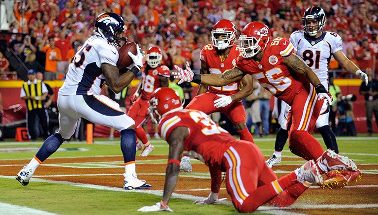 Virgil Green atrapa el ovoide en las diagonales