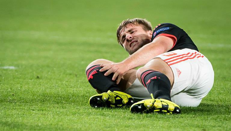 Luke Shaw se duele sobre el césped