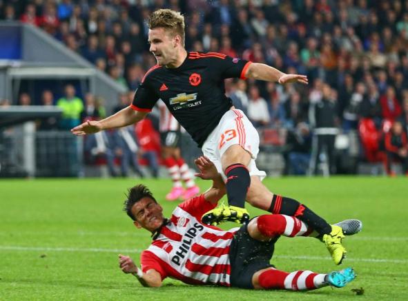 Luke Shaw sufre fuerte barrida de Moreno