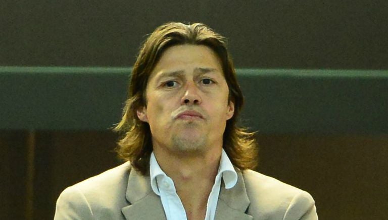 Matías Almeyda observa el partido desde la tribuna