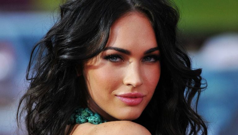 Megan Fox voltea para la cámara