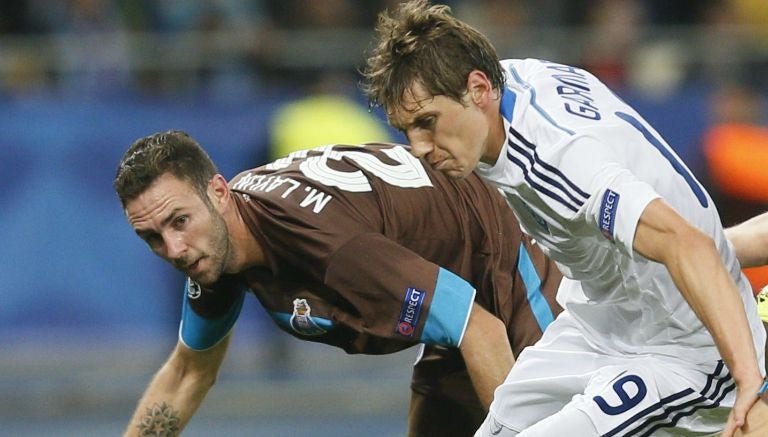 Miguel Layún en un partido con el Porto