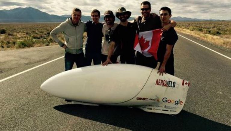 El equipo de 'Aerovelo' posa junto al vehículo