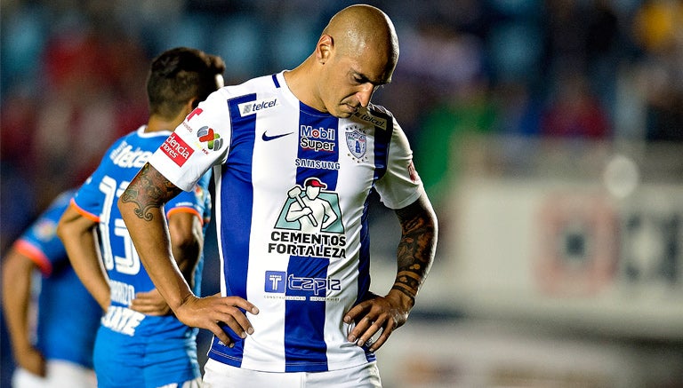 Nahuelpán mira al suelo en partido de Pachuca