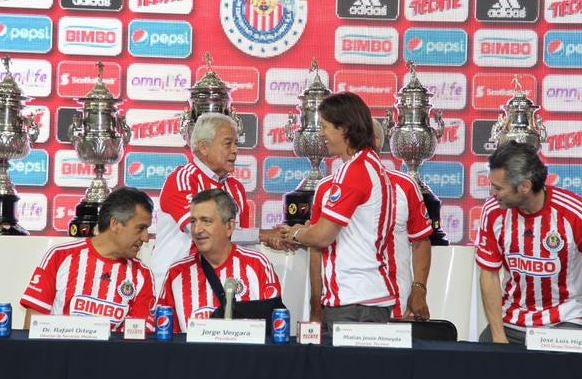 Jorge Vergara y Matías Almeyda en la presentación