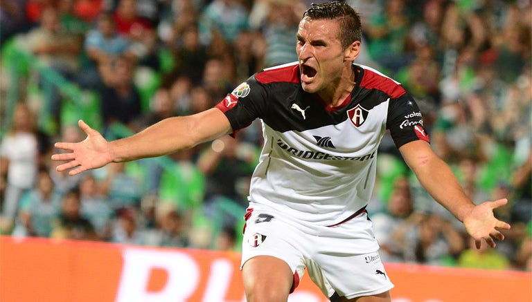 Bergessio festeja su gol contra Santos