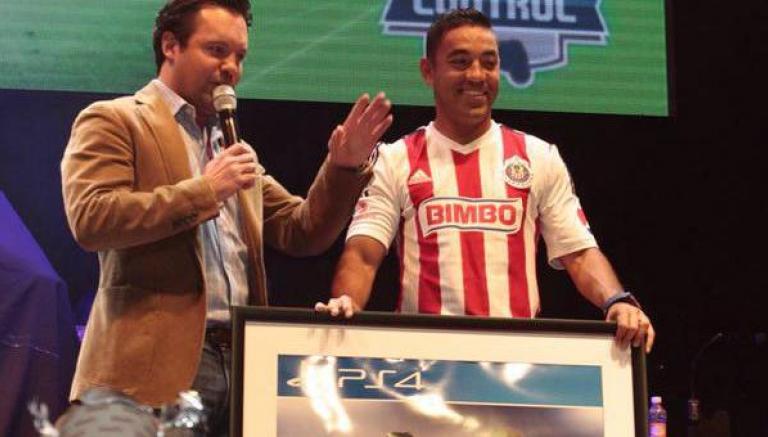 Marco Fabián durante la presentación de FIFA 16