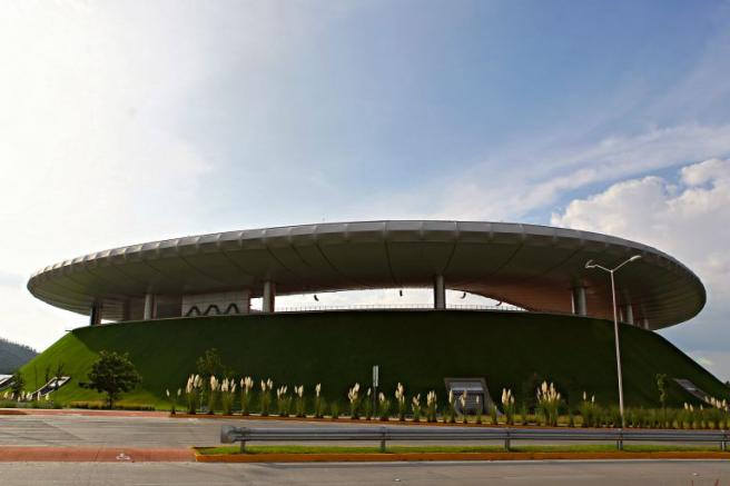 El estadio Omnilife visto desde afuera 