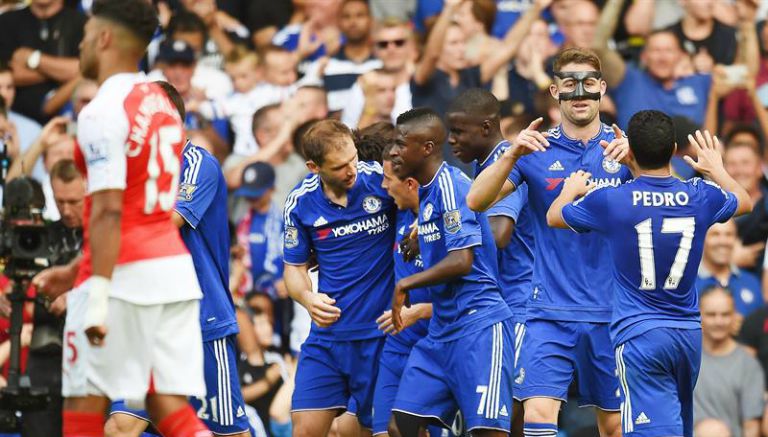 Jugadores de Chelsea celebran juntos el gol de Hazard