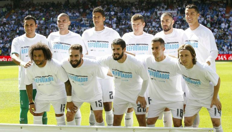 Jugadores del Real Madrid posan con playera de apoyo a los refugiados 