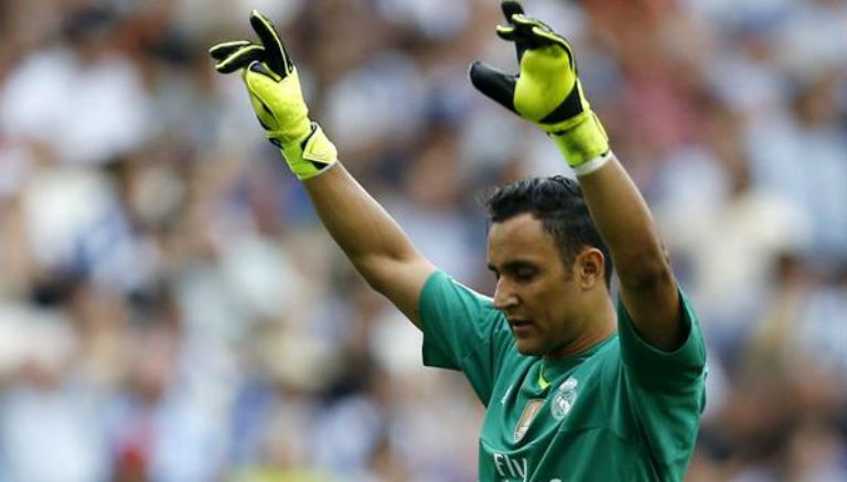 Navas saluda a la afición del Bernabéu