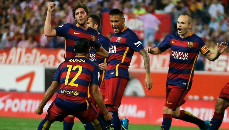 Jugadores del Barcelona festejan un gol