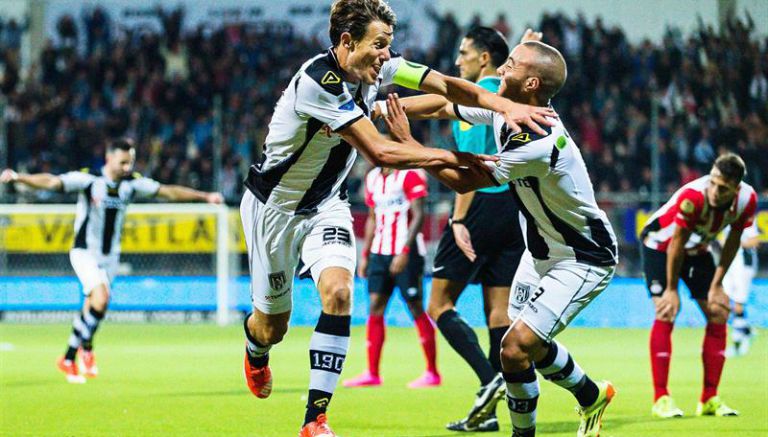 Jugadores del Heracles celebrando la victoria contra PSV