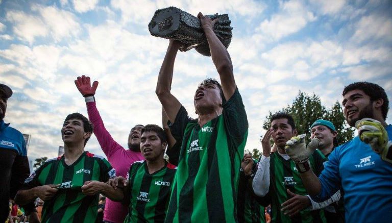 El equipo varonil levanta el trofeo