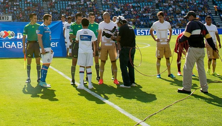 Torrado y Verón antes de leer el mensaje