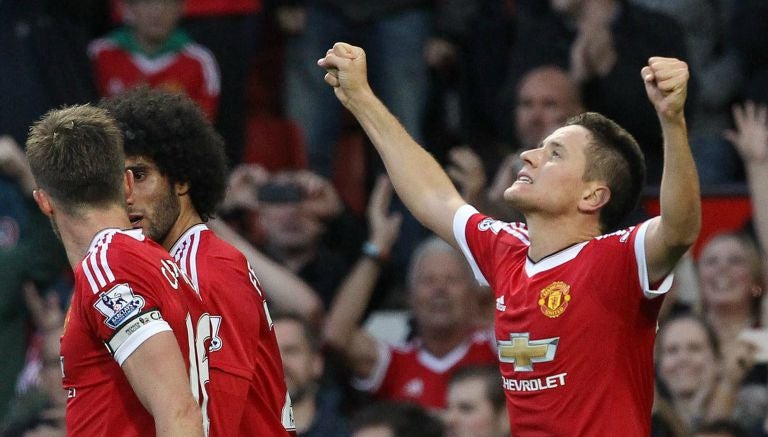 Ander Herrera festeja su gol frente al Liverpool