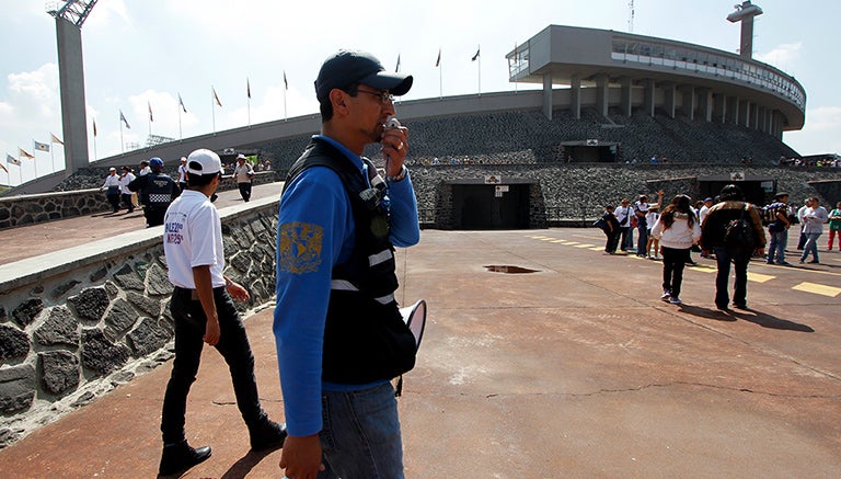 Personal de seguridad de la UNAM, durante el simulacro