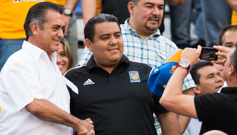 El bronco, tomándose una foto con un aficionado